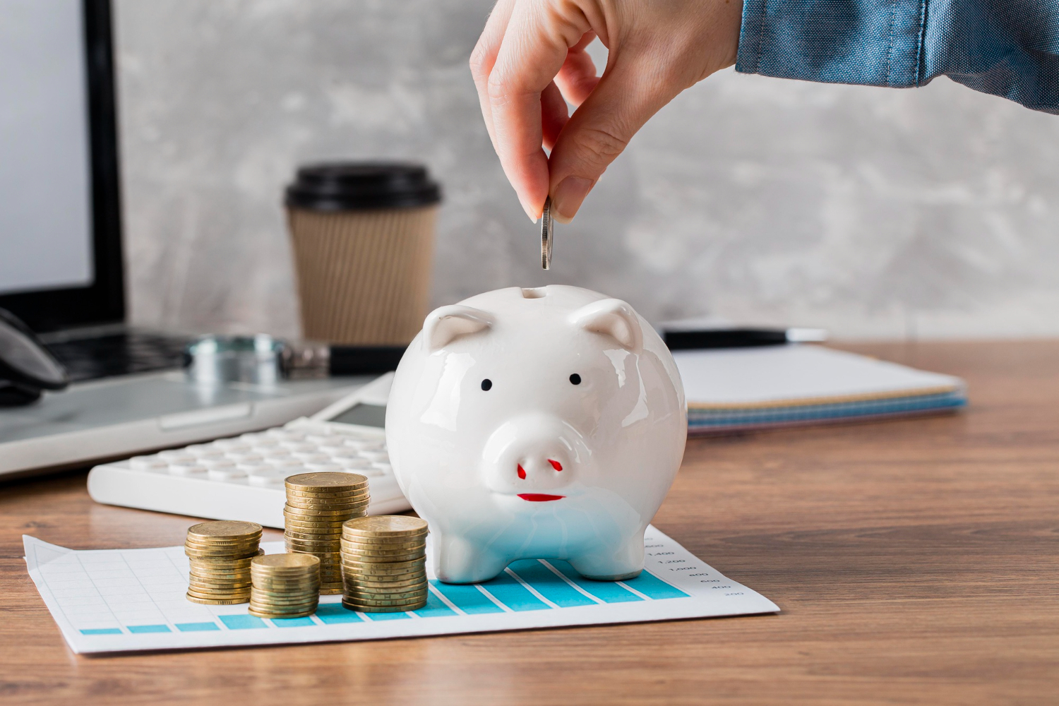 saving-money-in-piggy-bank