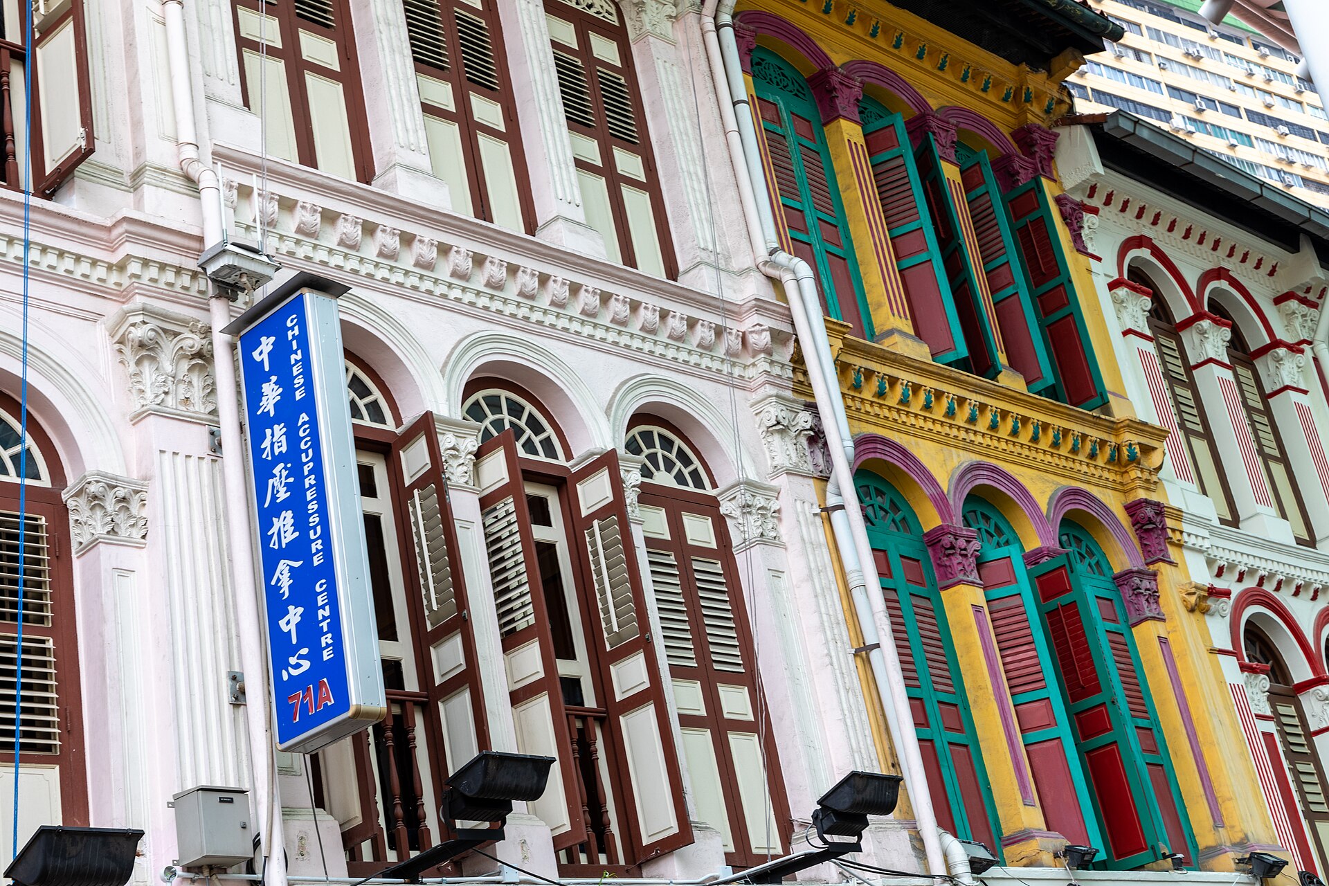 Exploring Chinatown Singapore on foot along Pagoda Street