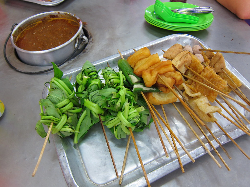 What satay celup is — Melaka's DIY peanut hotpot