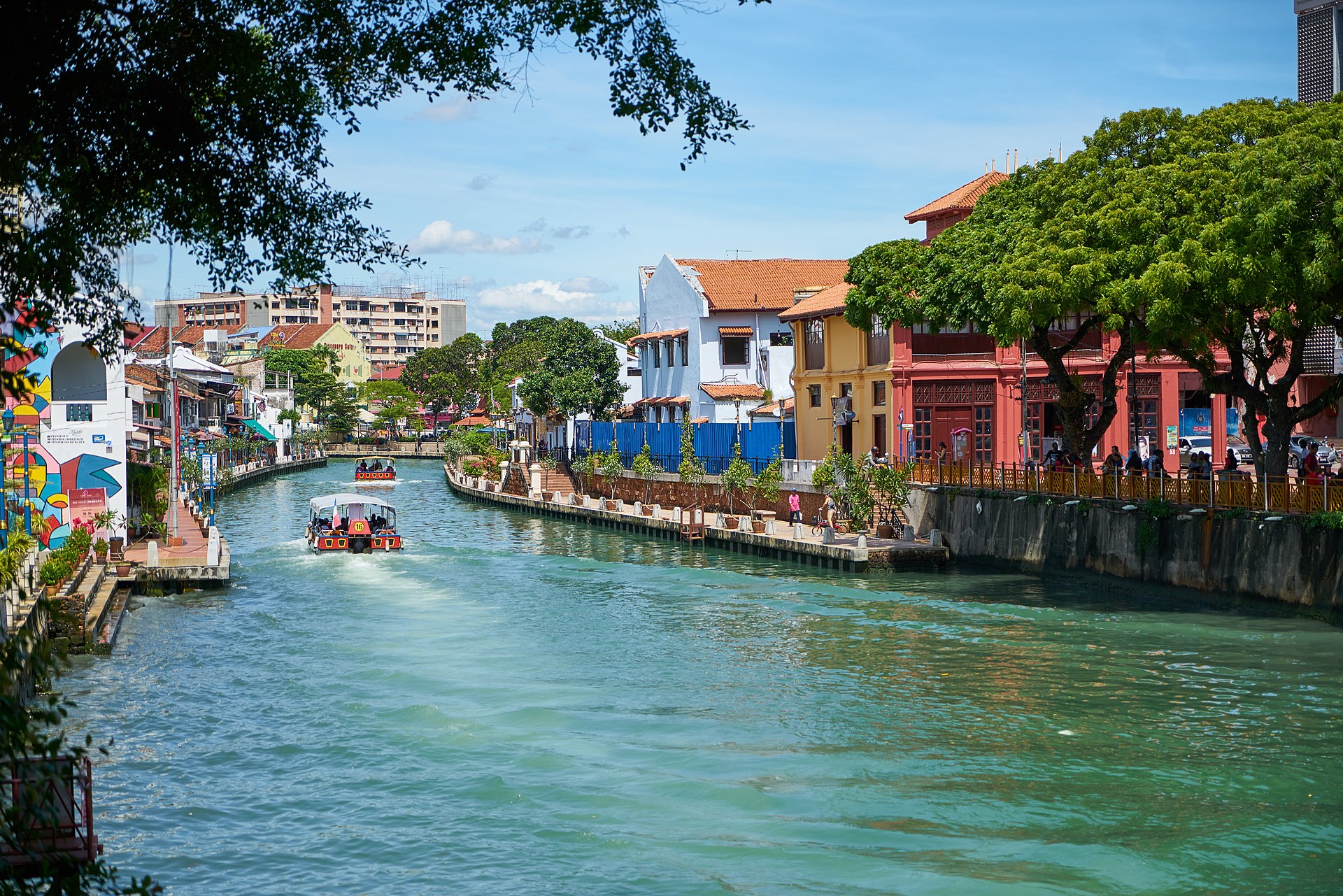 07_featured_melaka-river-cruise-boat-passing-painted Melaka River cruise boat — complete riverfront guide